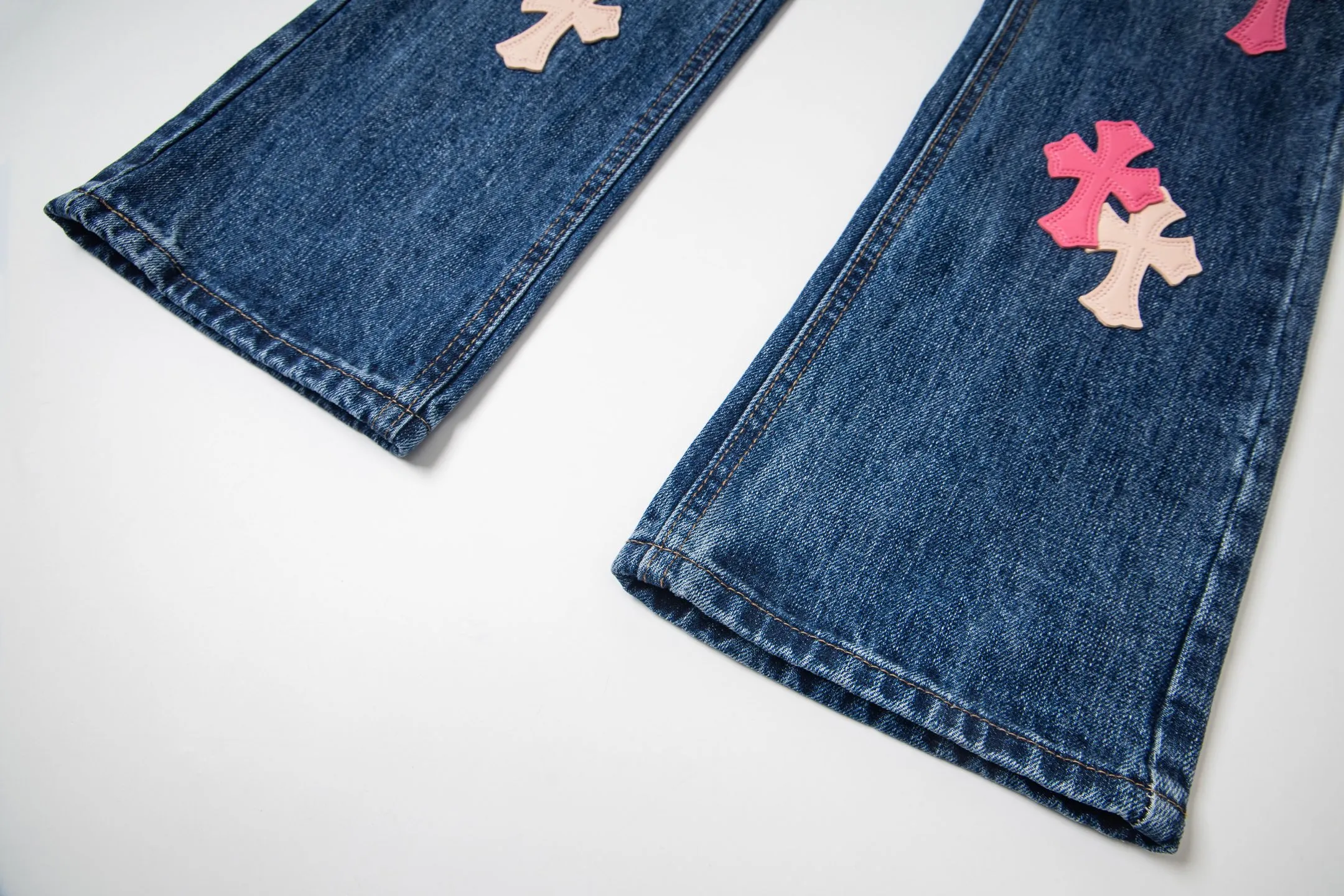 P240 Chrome Hearts 2025 New Bamboo Pink Cross Patch Leather Couple Washed Jeans This season’s hot item is sought after by countless celebrities and fashionistas. The neat details of the cutting process add color to the playful fashion! The neat and meticulous design, and the well-fitting structure is unique. The upper body not only has outstanding recognition, but also looks younger and younger. A style with the ultimate wearing meaning and performance, gorgeous color matching, and the craftsmanship of this style is also extremely extraordinary. After the finished product is washed, it is disassembled and hand-made with sheepskin cross leather and then spliced ​​together to complete. The whole piece has too many craftsmanship to describe. It is decorated with patchwork cross flowers and high-waisted washed jeans! ! Absolutely high-end luxury product, a god-level single product, a super popular product, made by top heavy industry, a magic weapon that cannot be missed. Style number: 1869# Size: 28 30 32 34 36 Color: blue